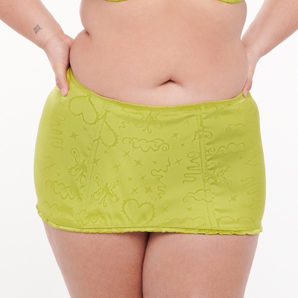 Heavenly Satin Lingerie Set - Picture 4 of 11